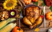 感恩节木餐桌整只火鸡配秋季蔬菜超高清图片下载