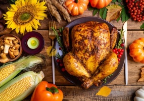 感恩节木餐桌整只火鸡配秋季蔬菜超高清图片下载