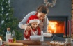 圣诞节快乐妈妈和女儿准备节日食品做饭高清大图下载